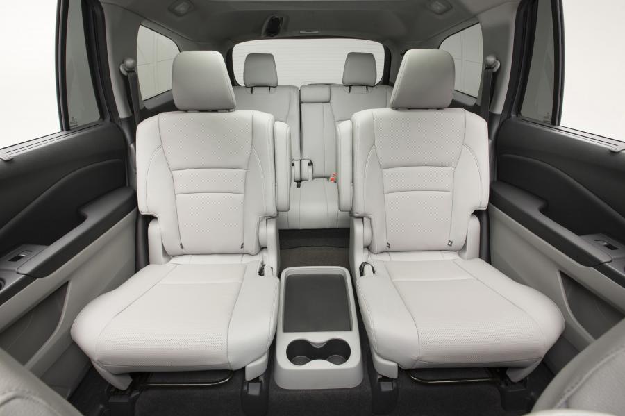 Интерьер Honda Pilot 2015 года  (фото 12 из 107)